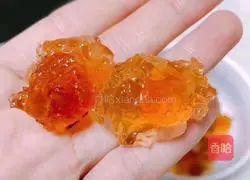 Illustration of how to make sweet-scented osmanthus soap locust, rice peach gum and white fungus soup 2