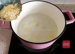Illustration of how to make wolfberry and white fungus soup 2