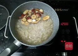 Illustration of how to make rock sugar, tremella and lotus seed soup 6