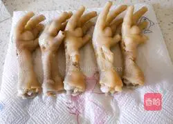 Illustration of how to make boneless hot and sour chicken feet 5