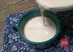 Illustration of how to make peanut walnut juice 7