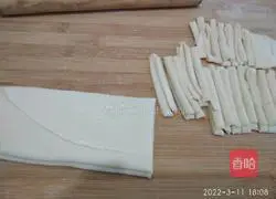 Illustration of how to make hand-made rapeseed and egg noodles 3