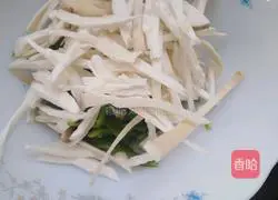 Illustration of how to make hand-shredded green pepper and king oyster mushroom noodles 1