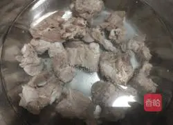 Corn, kelp, radish, and mushrooms Illustration of how to make pork rib soup 1