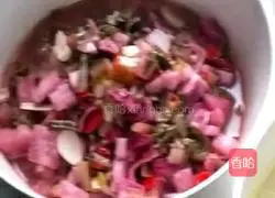 Illustration of how to make sauerkraut and chicken rice noodles 1