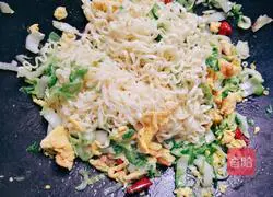 Illustration of how to make egg fried noodles 9