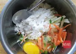 Illustration of how to make shredded potato pancakes 2