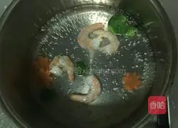 Illustration of how to make bone soup shrimp cat ear noodles 3