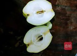 Illustration of how to make cucumber and pear juice 3
