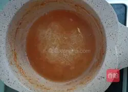 Illustration of how to make egg and persimmon noodles for 8-month-old babies 7