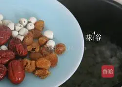 Illustration of how to make Guiyuan Lotus Seed Tremella Sugar Water 4