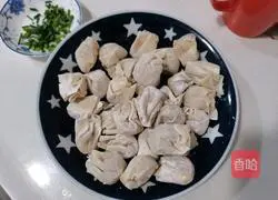 Illustration of how to make fresh meat and shrimp wontons 1