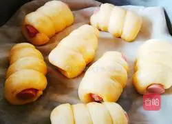 Illustration of how to make carrot and sausage rolls 13