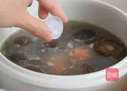 Illustration of how to make carrot and mushroom bone soup 7