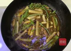 Illustration of making braised beans and noodles 11