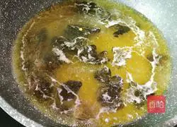 Illustration of how to make chicken breast with Cordyceps flowers 9