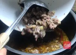 Illustration of making beef bone soup and rice noodles 7