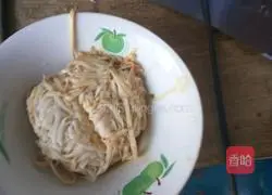 Chicken Mushroom and Green Chili Noodles Recipe Illustration 5