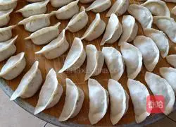 Illustration of how to make three fresh dumplings 7