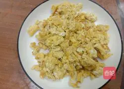 Illustration of how to make fried noodles with bean sprouts and eggs 2