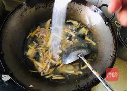 Hot and sour shredded pork soup recipe 9