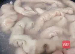 Illustration of how to make stir-fried pork intestines 1