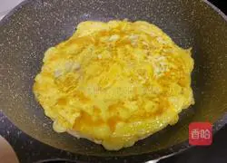 Illustration of how to make crab stick and cucumber rolled omelette 7