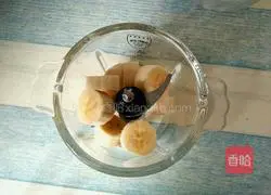 Illustration of how to make banana yogurt cup 3