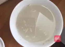 Illustration of how to make crumbly layer cake 2