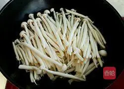 Illustration of how to roast pork with tea tree mushroom 2