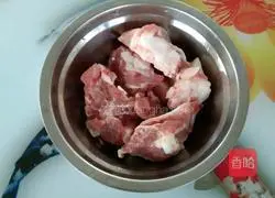 Illustration of how to make pork ribs, winter melon and carrot soup 1