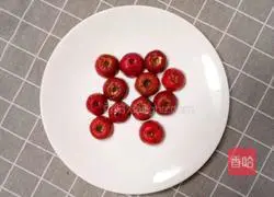 Illustration of how to make white fungus with hawthorn wine 2