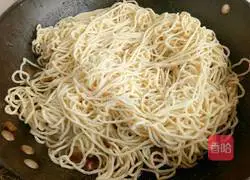 Illustration of how to make braised pork ribs and beans with noodles 7