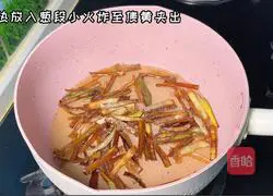 Illustration of how to make spicy and sour scallion noodles 2