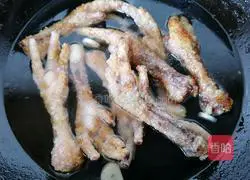 Illustration of how to make tiger skin chicken feet 7
