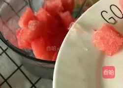 Illustration of how to make watermelon smoothie sparkling water 3