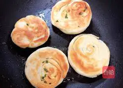 Illustration of how to make scallion hand-pulled pancakes (lard yeast version) 13