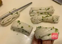 Illustration of how to make green onion rolls 7