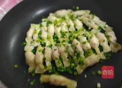 Illustration of how to make fried wonton sugar 10