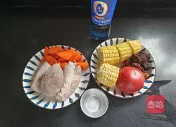 Illustration of how to make tomato, corn and hoof soup 1