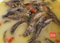 Illustration of how to make wolfberry loach soup 6