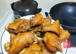 Illustration of braised pig trotters 8