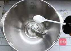 Illustration of how to make pork and beans stuffed buns 1