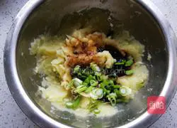 Illustration of how to make potato pancakes with dumpling skin 9