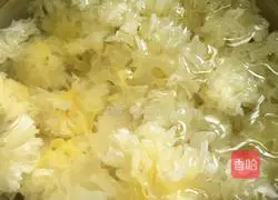 Illustration of how to make rock sugar and white fungus soup 2