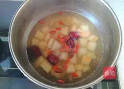 Illustration of how to make red dates, snow pear and lily soup 6