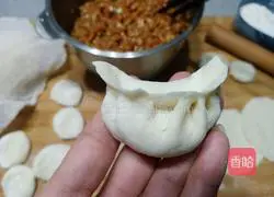 Illustration of how to make carrot, mushroom and meat dumplings 12