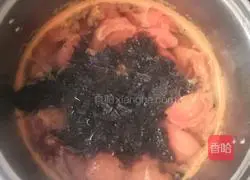 Illustration of how to make tomato, seaweed and egg drop soup 5