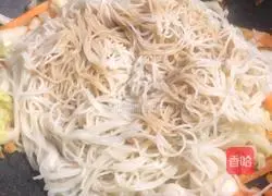 Cantonese style - Illustration of home-style fried noodles 6