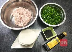 Illustration of how to make pot stickers with leek and pork stuffing 1